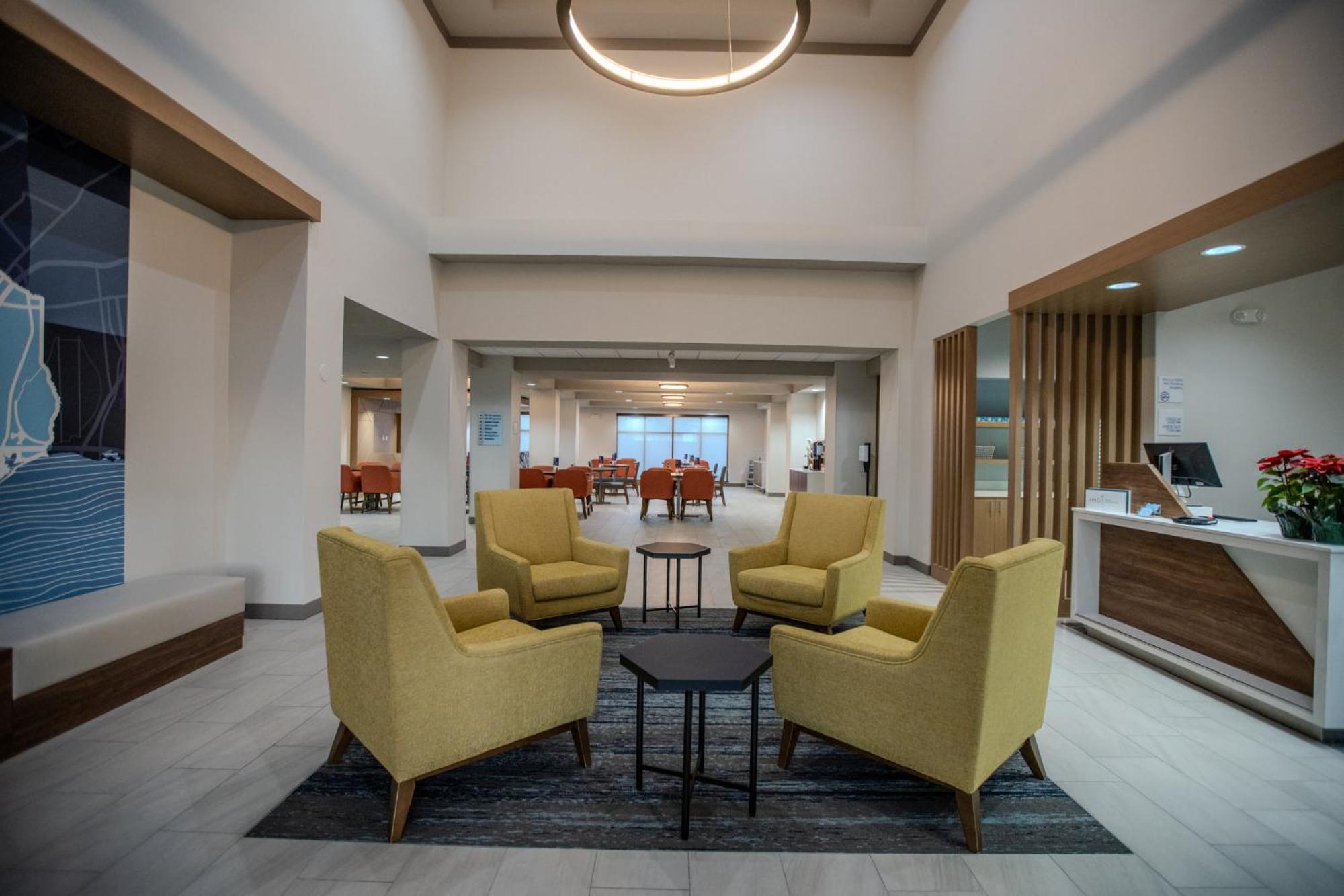 Holiday Inn Express & Suites Cleveland By Ihg Exterior photo